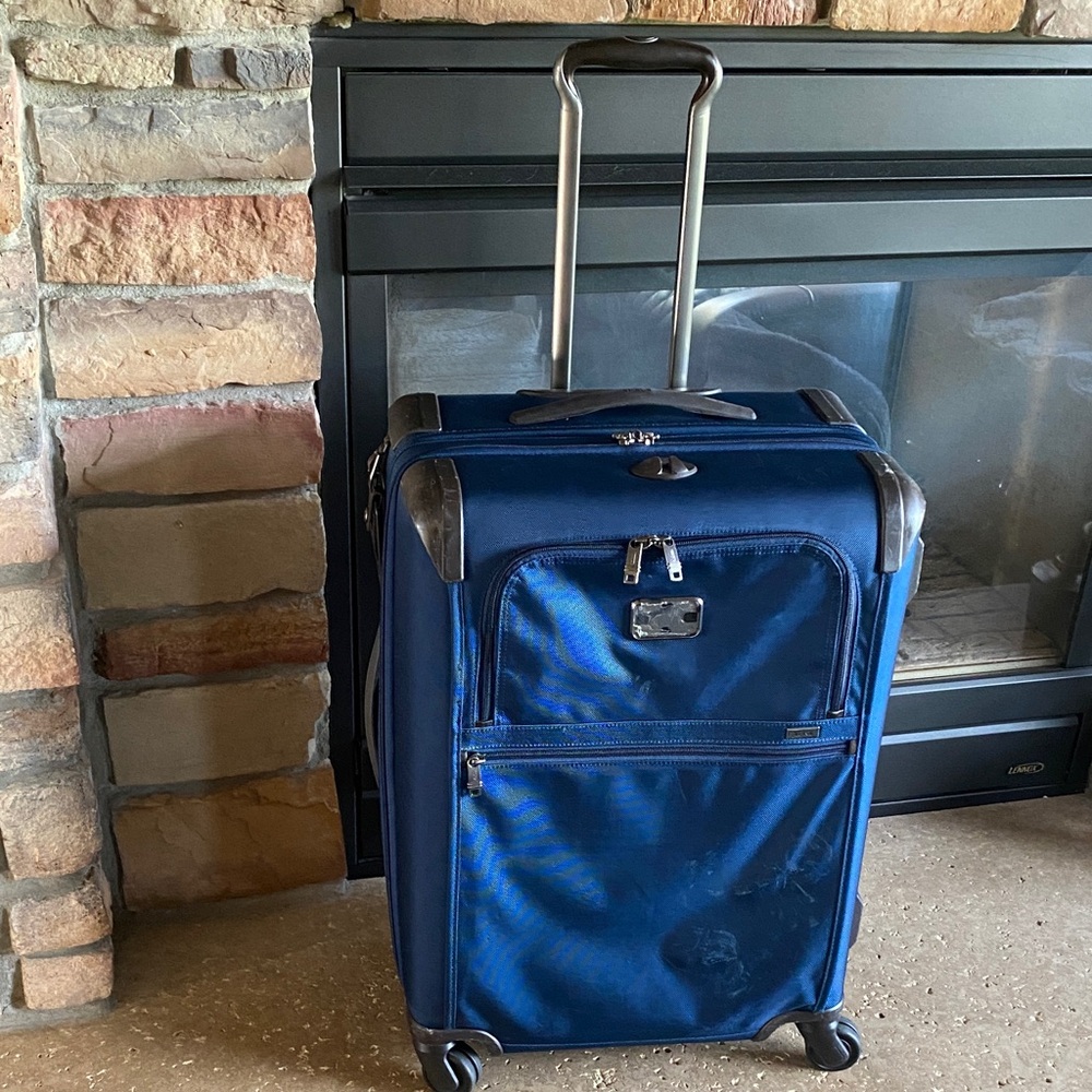 TUMI Short Trip Expandable Navy Spinner Luggage with Telescopic handle - Picture 2 of 15